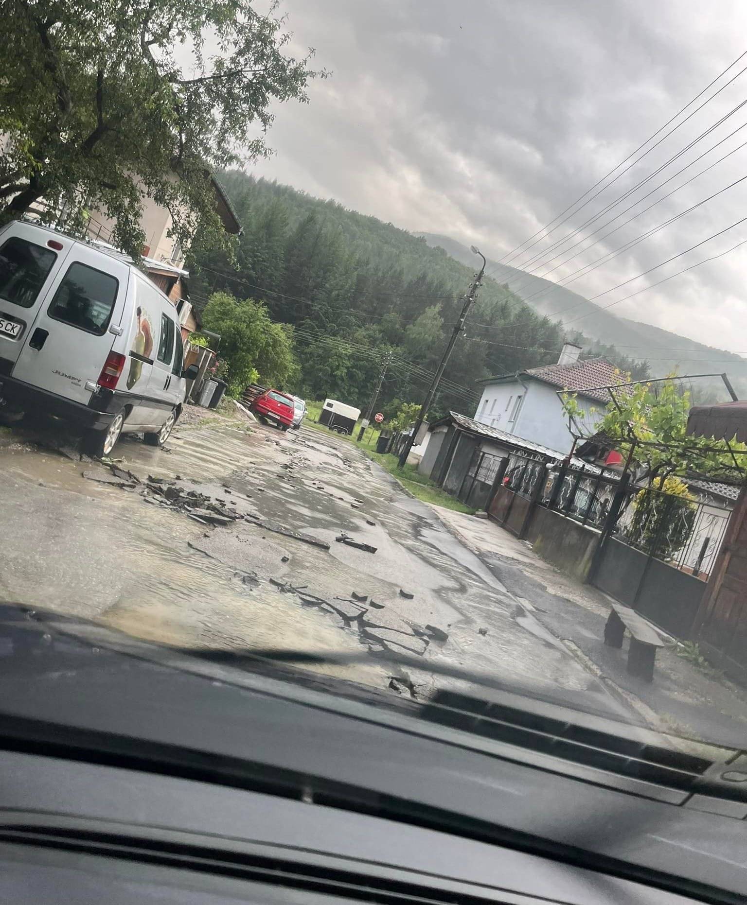 Изровени улици след наводнението
